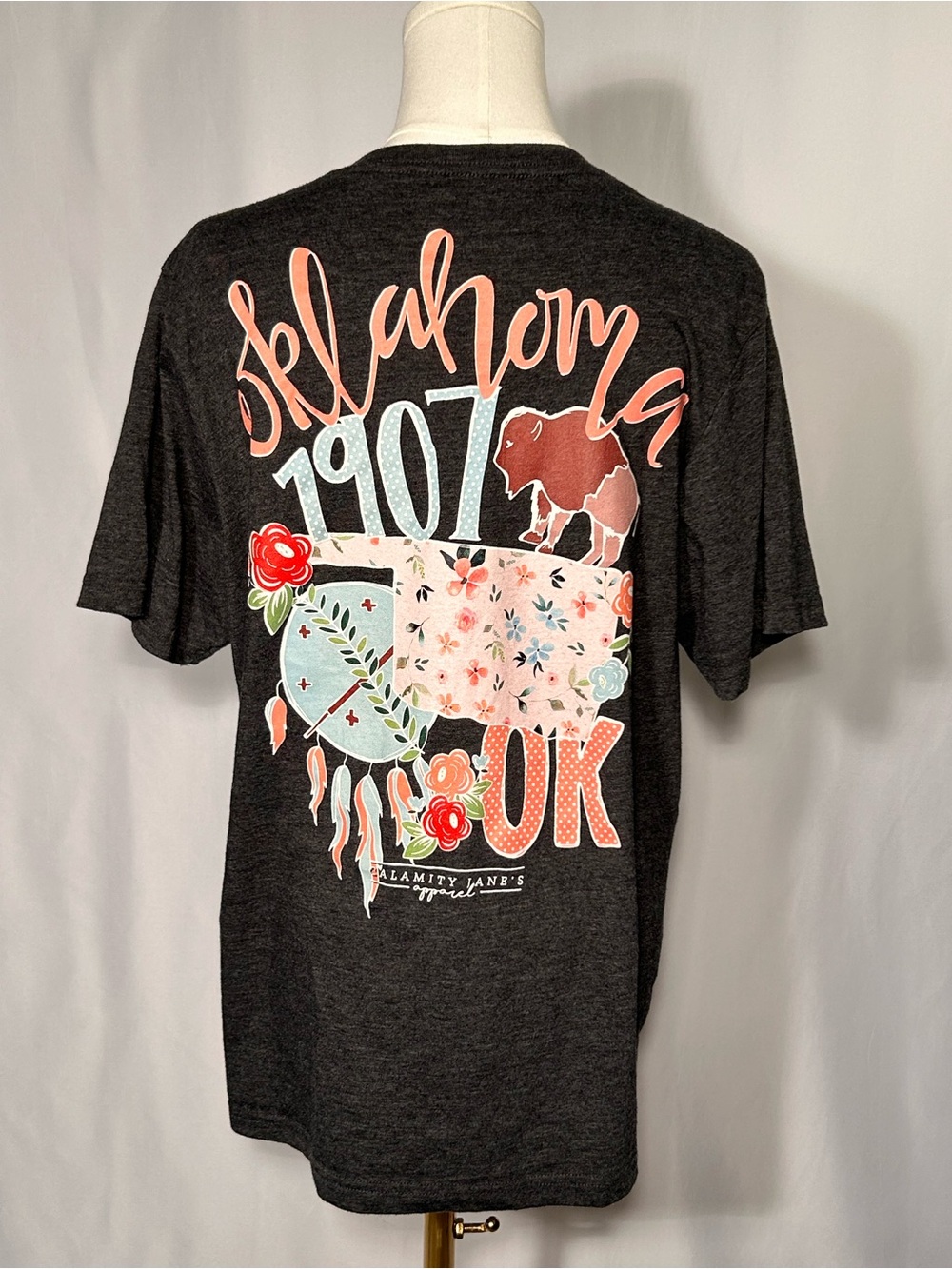 Calamity Jane’s Apparel Oklahoma 1907 Floral Buffalo V-Neck Graphic Tee L